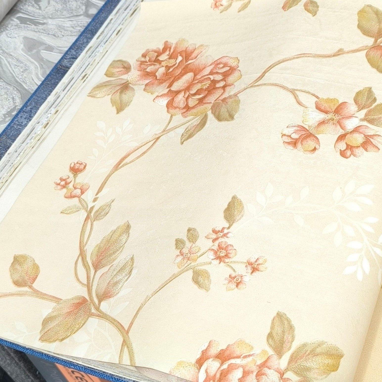 کاغذ دیواری گلدار کرم روشن کد 2258