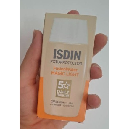 ضد آفتاب مدل فیوژن واتر مجیک رنگ لایت حجم 50 میل با SPF50(اصل)