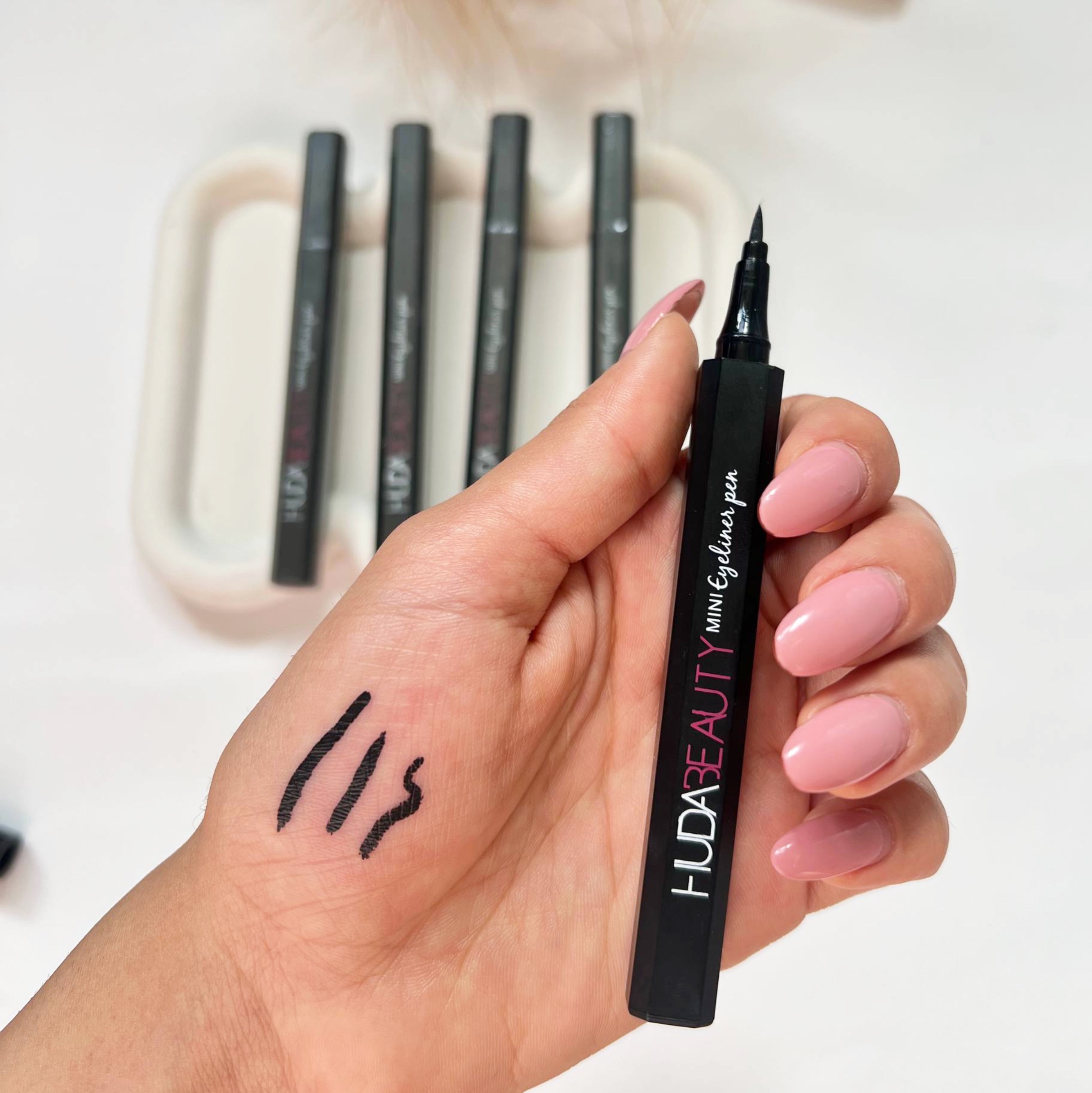 خط چشم مشکی ضدآب هدی بیوتی (Huda Beauty)
