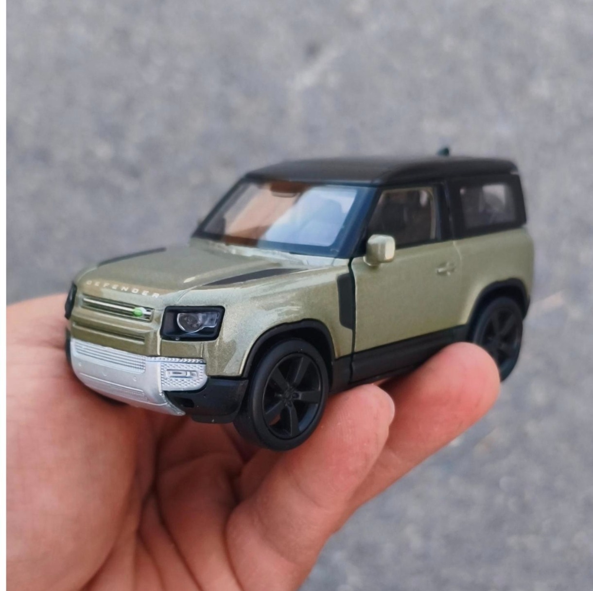 ماکت ماشین Land Rover Defender . سبز رنگ برند WELLY