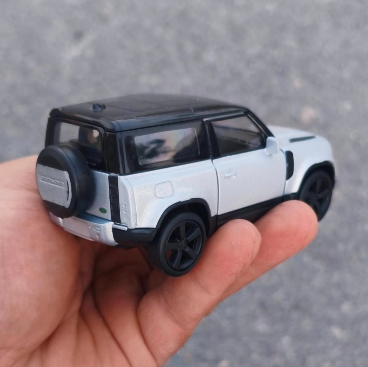 ماکت ماشین Land Rover Defender . طوسی رنگ برند WELLY