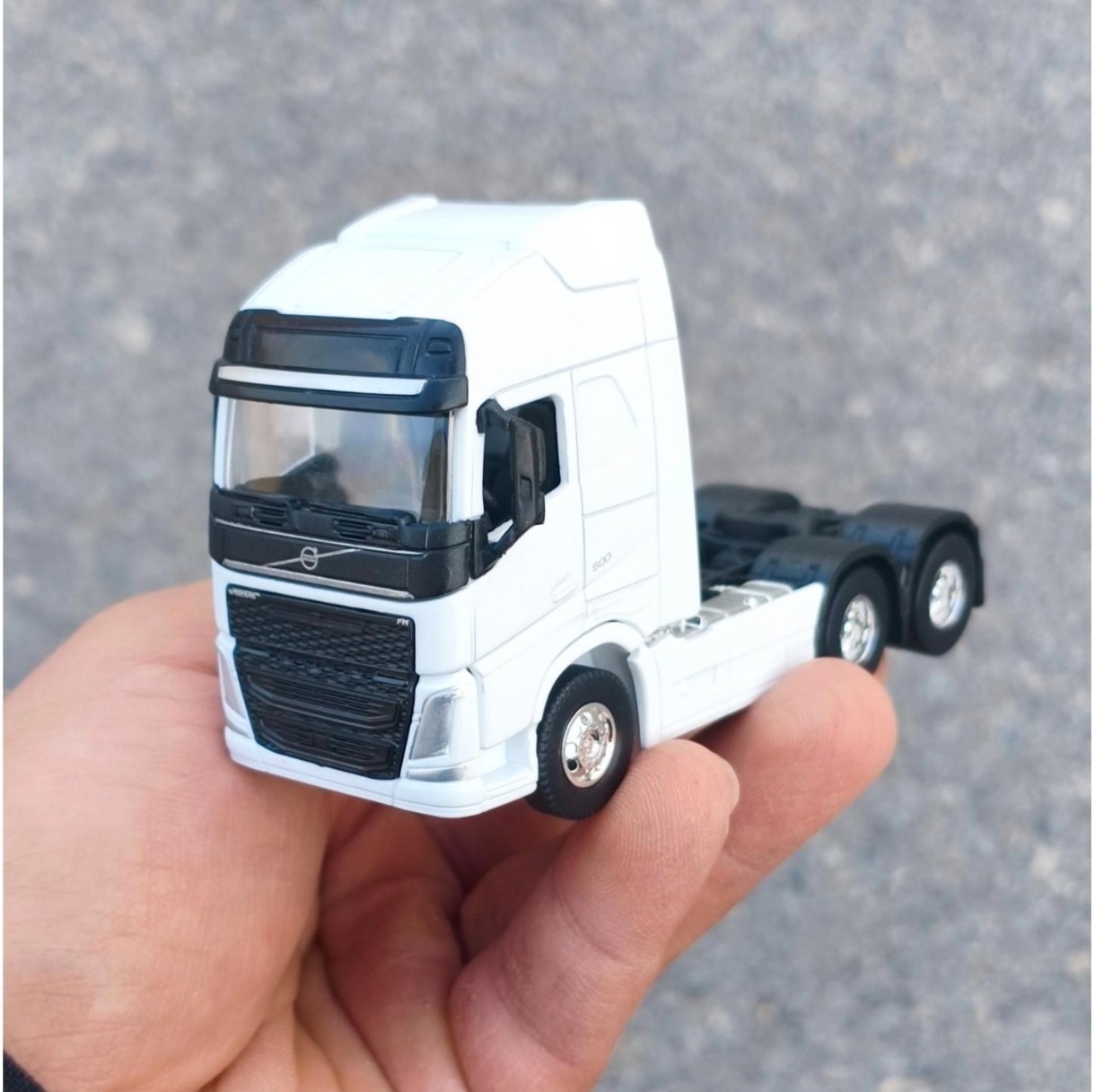 ماکت تریلی Volvo Fh500 . سفید رنگ برند WELLY