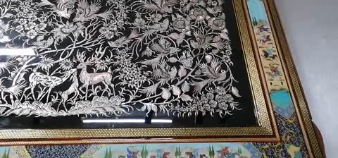 تابلو قلمزنی مسی همراه با قاب خاتم معرق نقاشی منیاتور شکار سایز 103در63