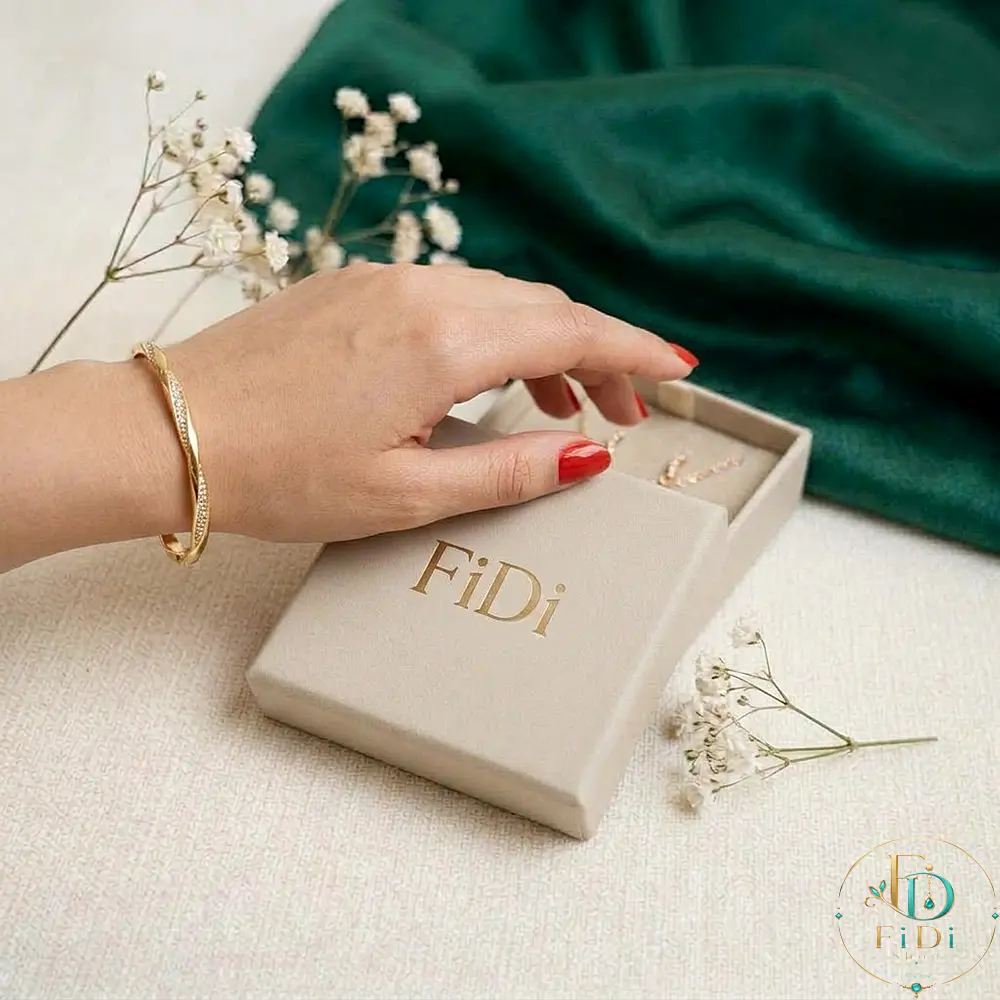 دستبند بنگل ژوپینگ طلایی مدل پیچخورده نگین دار