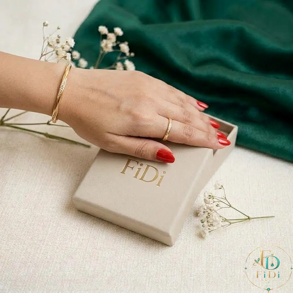 دستبند بنگل ژوپینگ طلایی مدل پیچخورده نگین دار