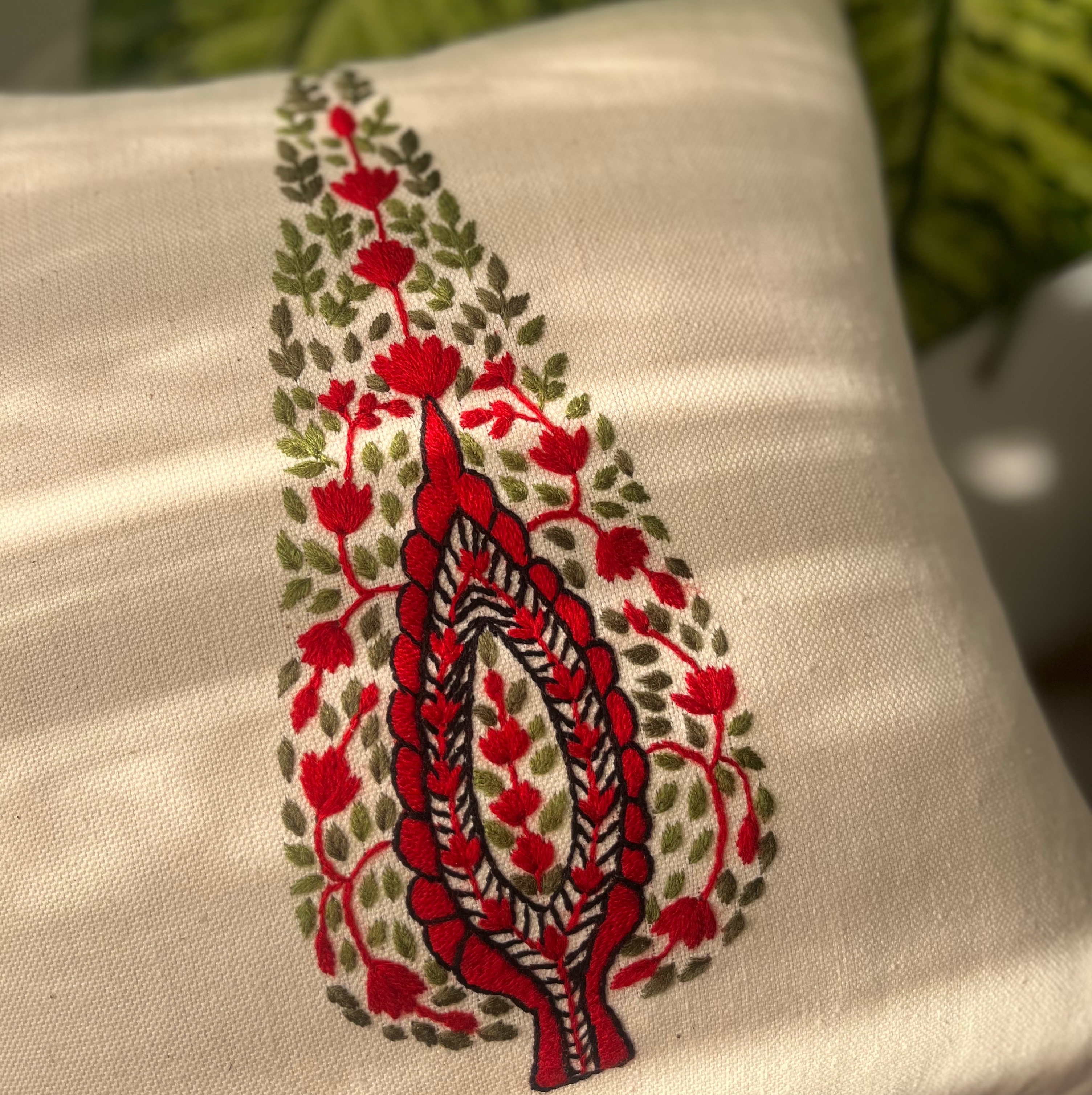 کاور کوسن گلدوزی شده با دست با طرح اصیل ایرانی سرو