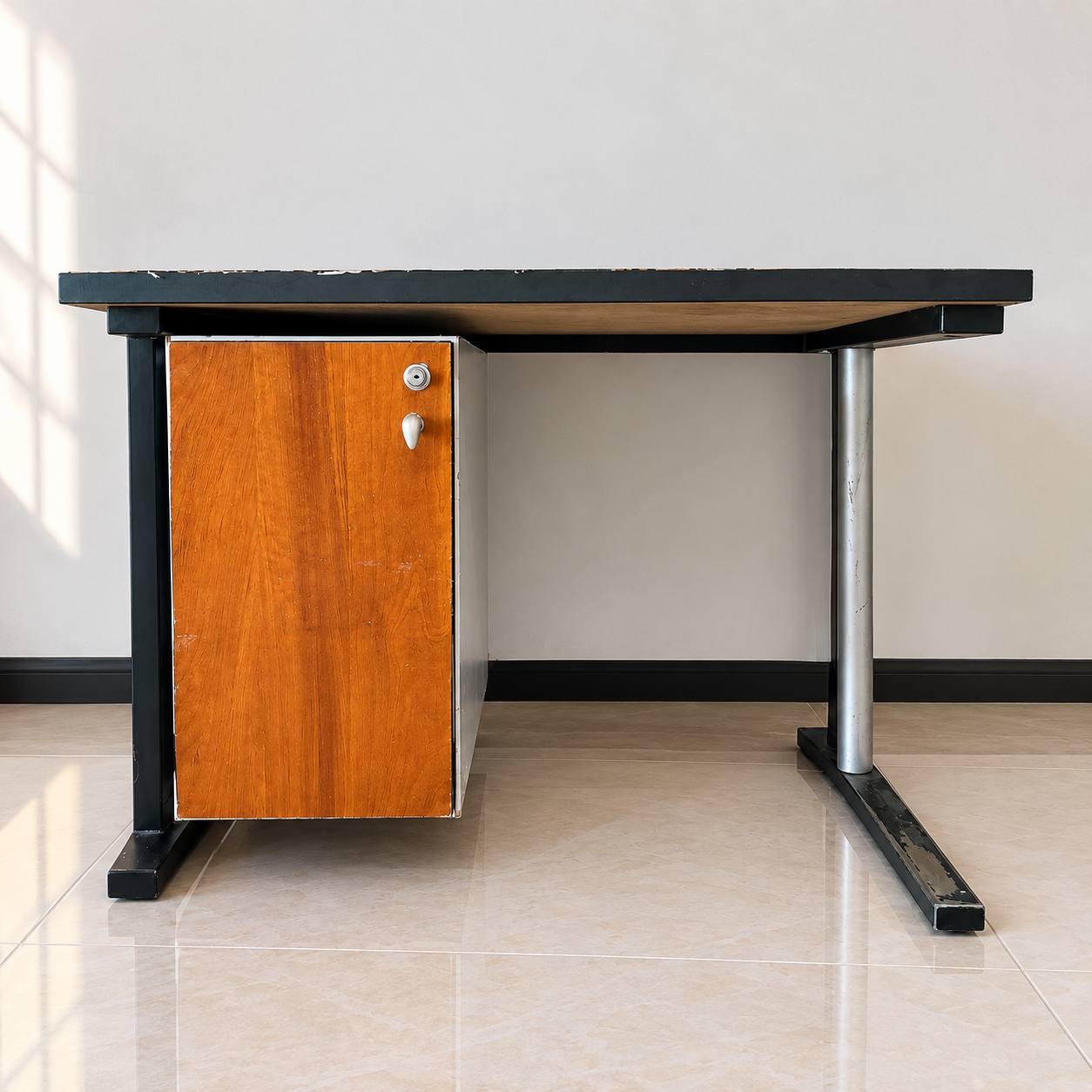 میز اداری MDF با کشو و پایه فلزیجدید