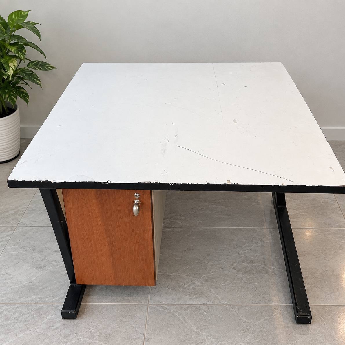میز اداری MDF با کشو و پایه فلزیجدید