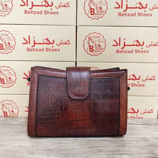 کیف دوشی  تمام چرم طبیعی گاوی زنانه دخترانه رنگ قهوه ای دوخت ماشینی داخل کیف تک خانه بند دوشی قابل تنظیم