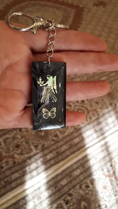 سرکلیدی رزینی هولوکرامی نماد شهریور ماه با حلقه و قفل نقره ای