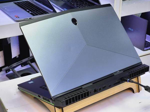 لپ تاپ 15.6 اینچی دل مدل Alinware 15 R3 I7-7700hq 16GB 256SSD GTX 1070 8GBجدید