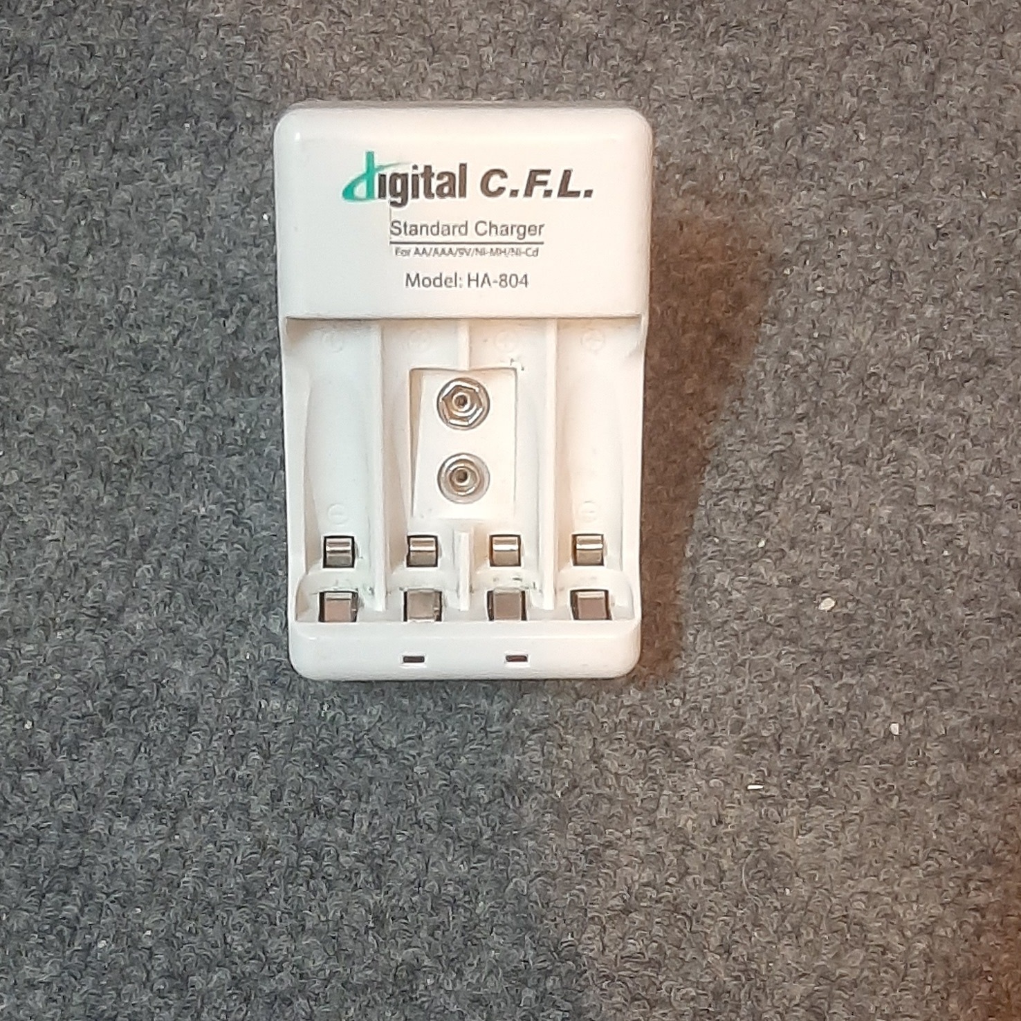 شارژر باتری 4 تایی CFL بسیار عالی کاملا سالمجدید