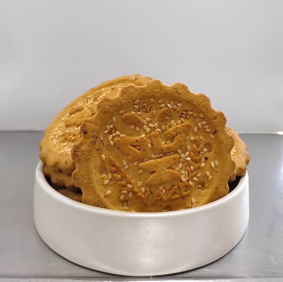 بیسکویت رژیمی با آرد جو و تزئین کنجد و شوید ( 500 گرمی) 