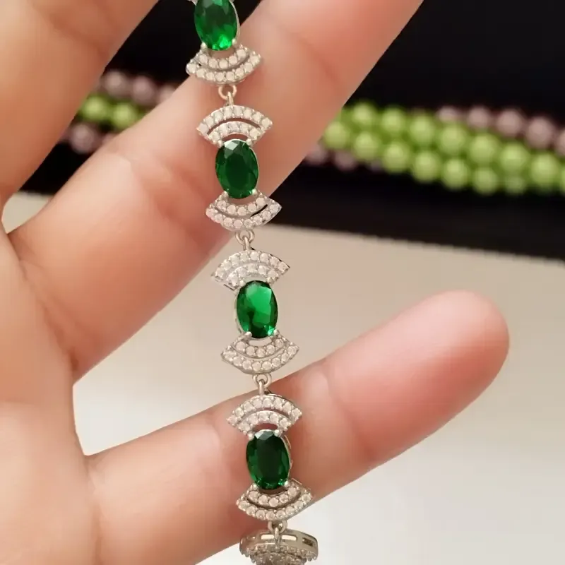 دستبند نقره زنانه عیار 925 با نگین زمرد سنتاتیک و روکش طلا سفید