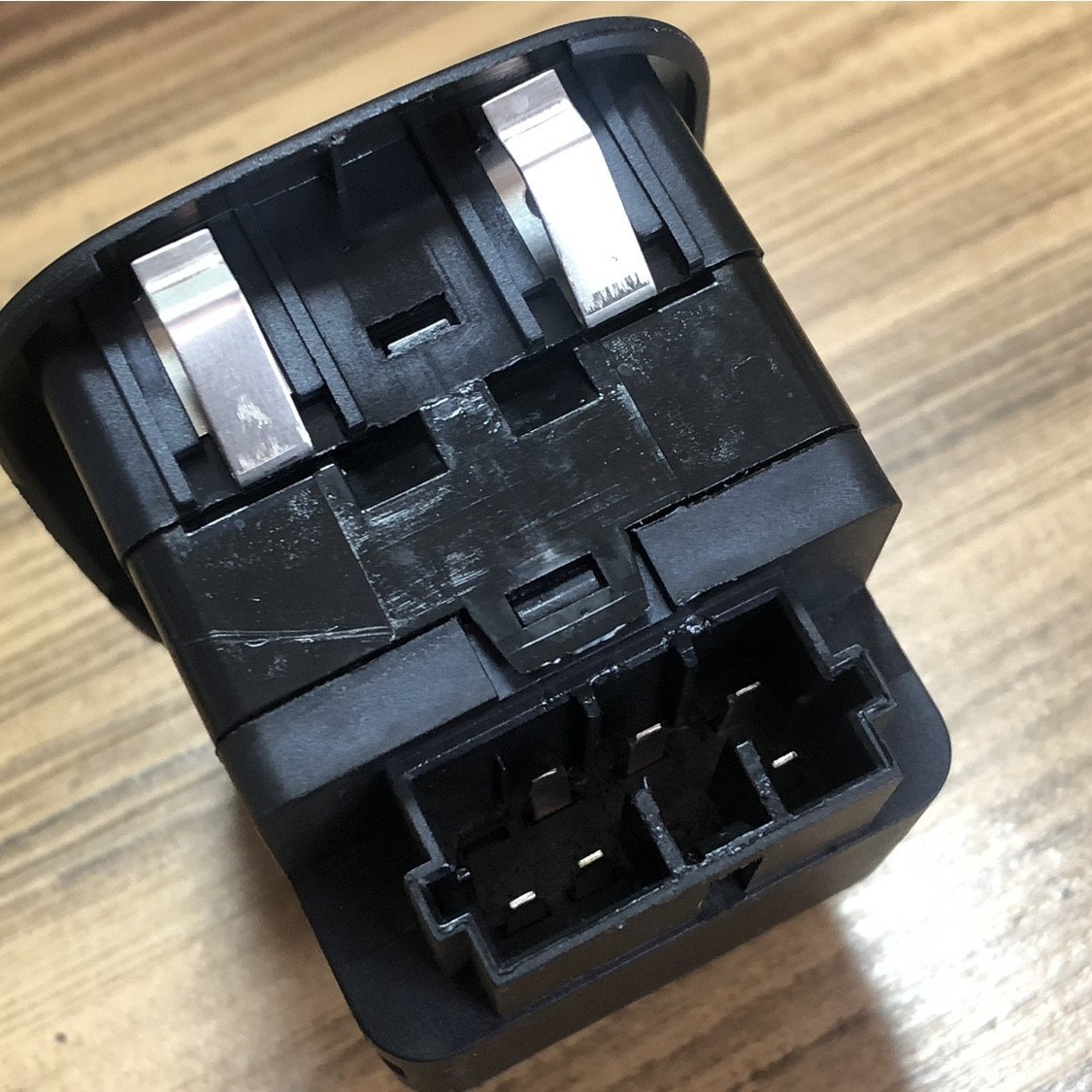 کلید شیشه بالابر خودرو چیکال مدل K-635 -مناسب برای پژو 206 تیپ 2جدید