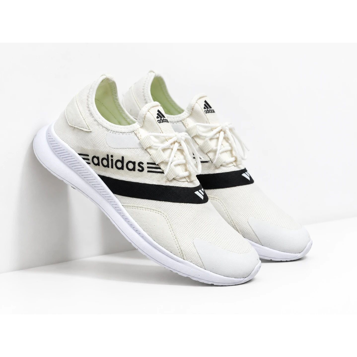 کتونی راحتی مردانه مدل Adidas رنگ سفید( تو انبار مونده زرد شده)