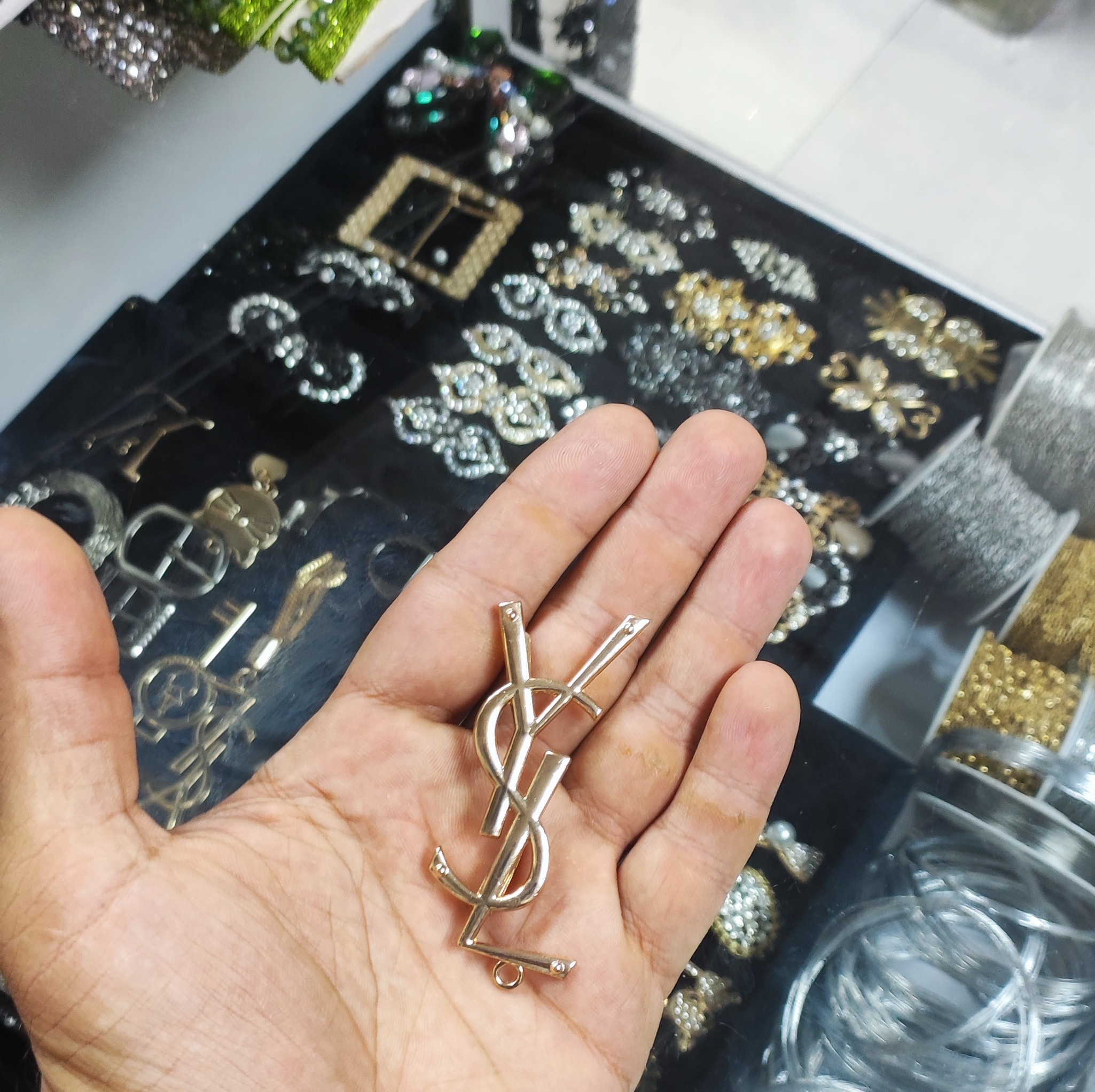 سگک وای اس ال طلایی،سگک لباس،سگک،خرجکار تزیینی،خرازی،ysl نقره ای ،سگک طلایی،سگک رنگ ثابت