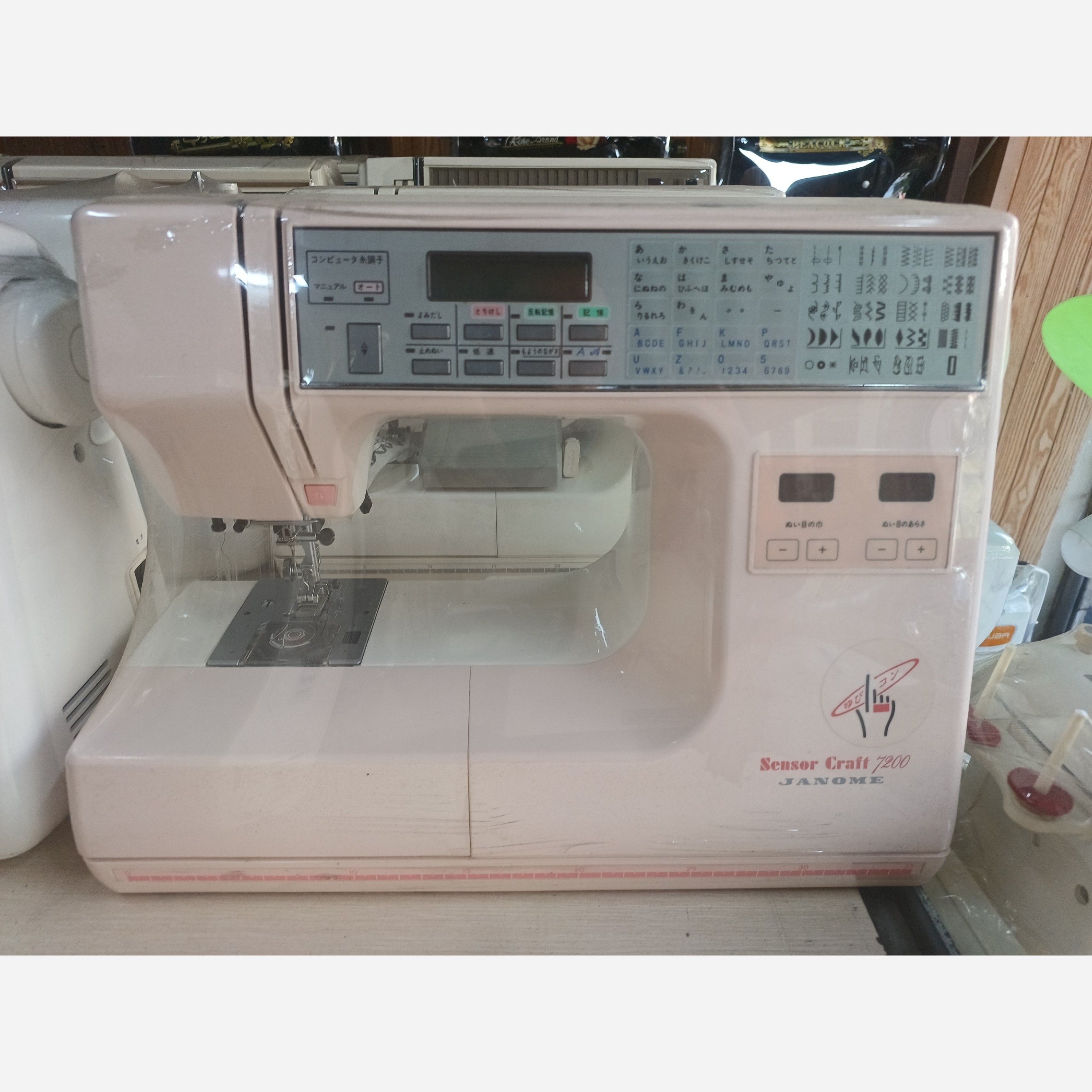 (اقساطی )چرخ خیاطی ژانومه ژاپنی اصل آکبند ویترینی مدل 7200(پسکرایه)