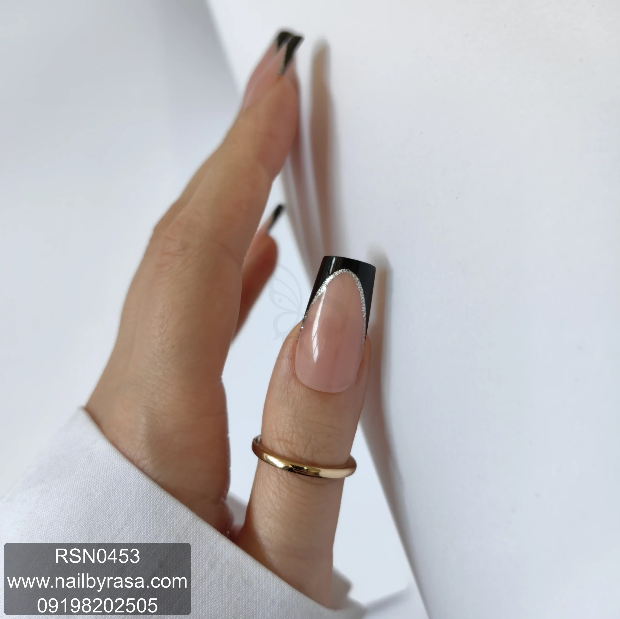 ناخن مصنوعی فرم مربعی رنگ مشکی فرنچ با خط نقرهای براق راسا – RSN0453