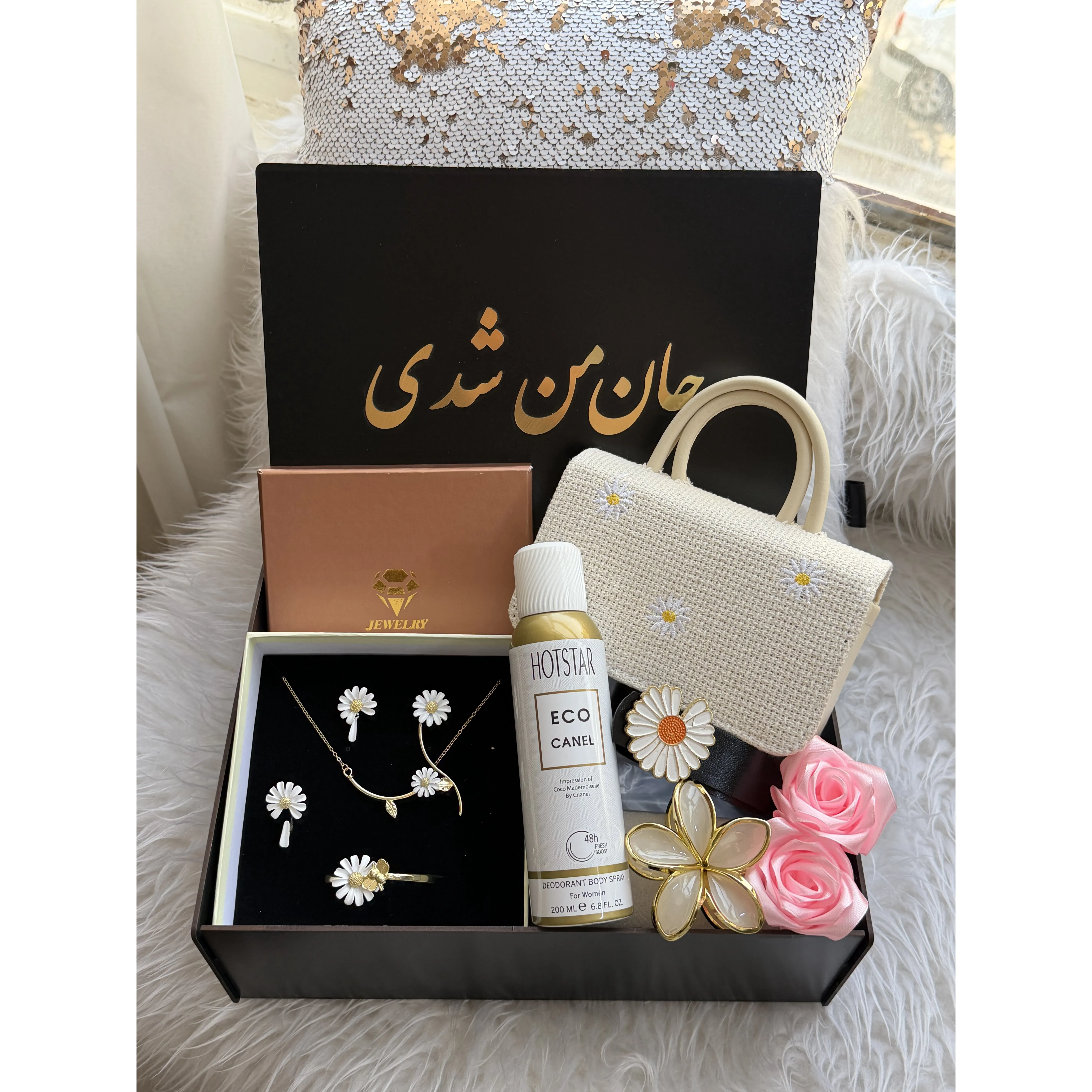 (ارسال رایگان) باکس هدیه زنانه و دخترانه لاکچری سرویس بابونه اسپری بدن کیف کمربند باکس چوبی کادو روز زن