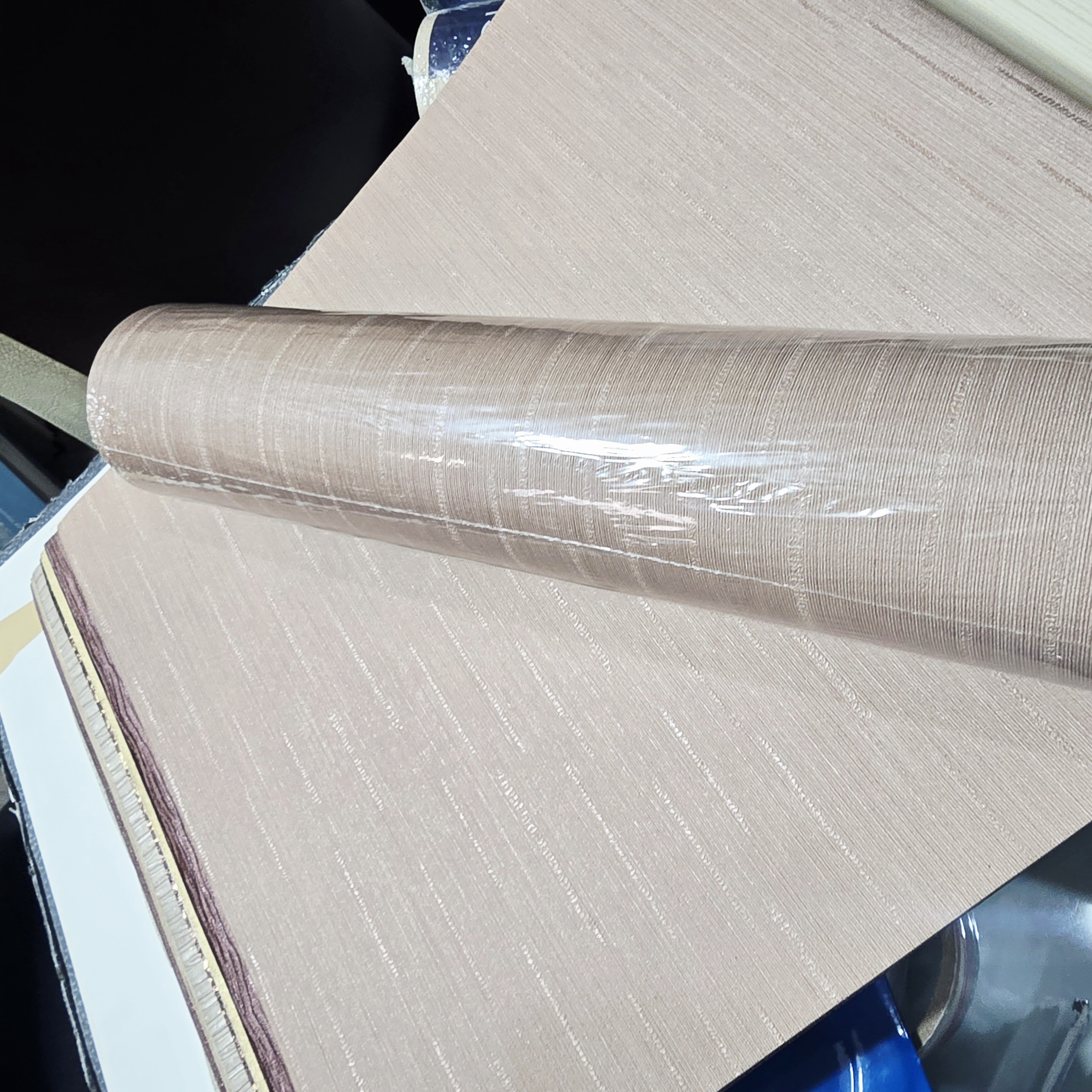 کاغذ دیواری کرم نسکافه ای مدرن، رویه pvc