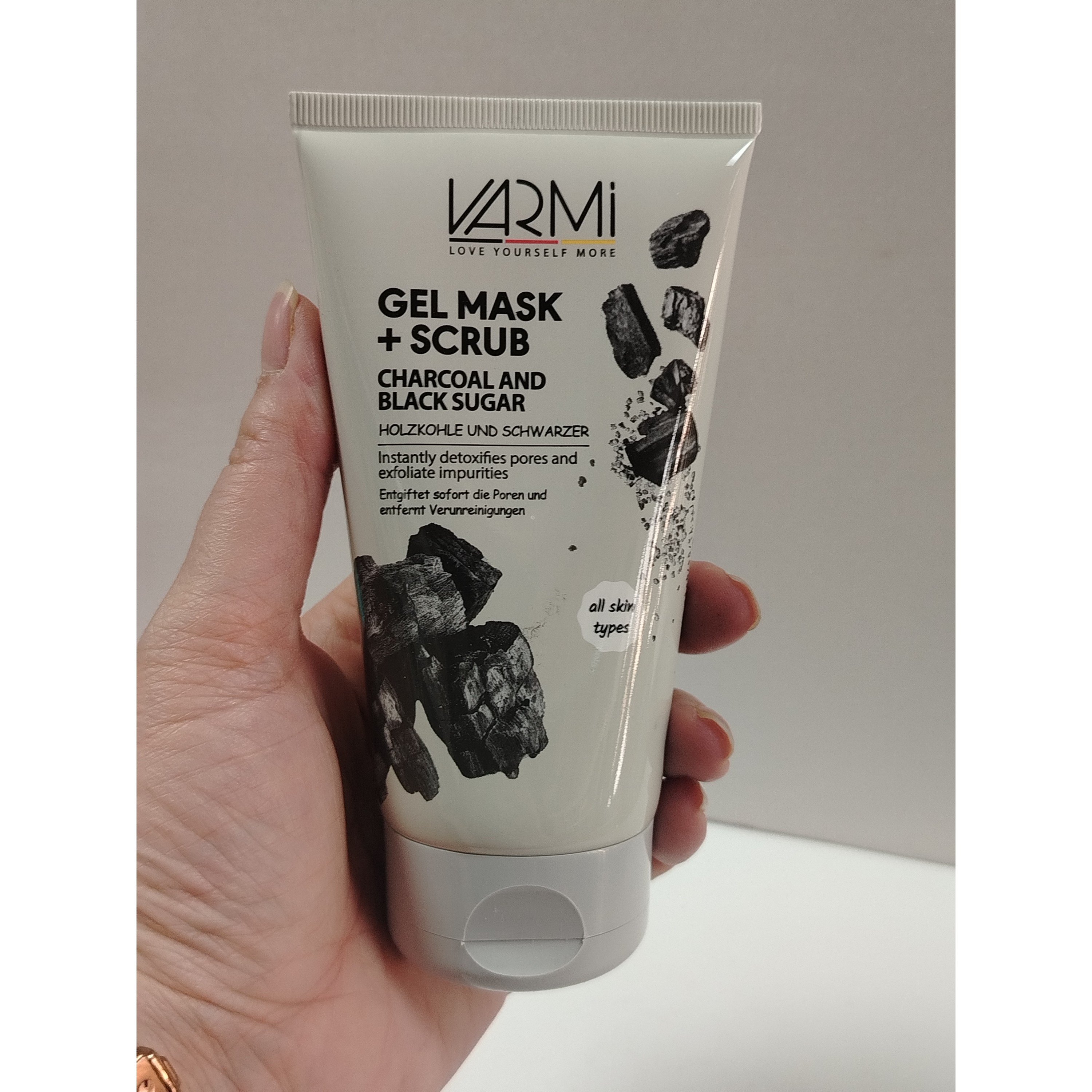 ماسک لایه بردار صورت حاوی پودر زغال وشکر وارمیجدید