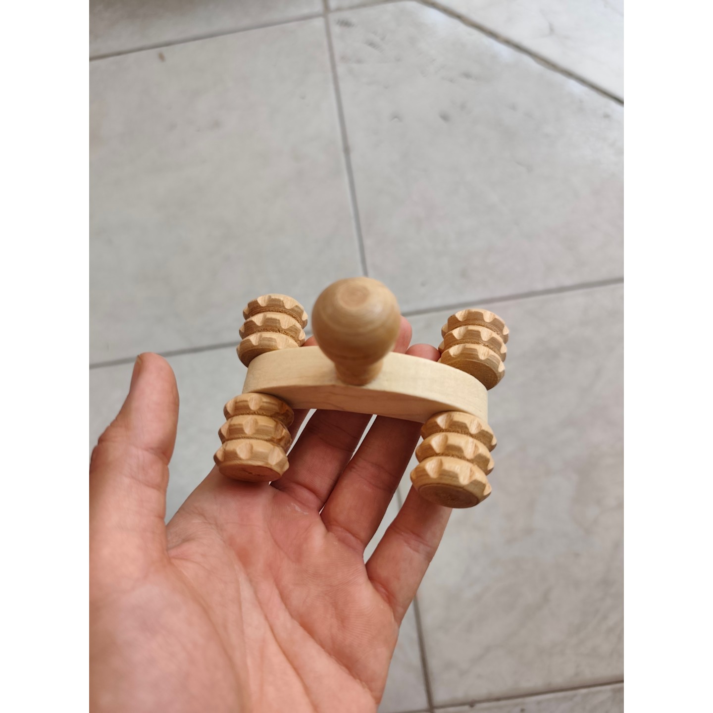 ماساژور دستی چوبی چهارغلتکه طرح ماشینیجدید