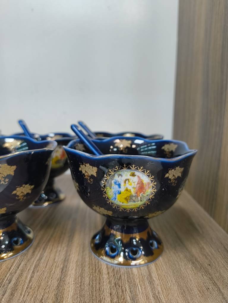 بستنی خوری سرمه ای طرح سه دختر ساخت چین قدیمجدید