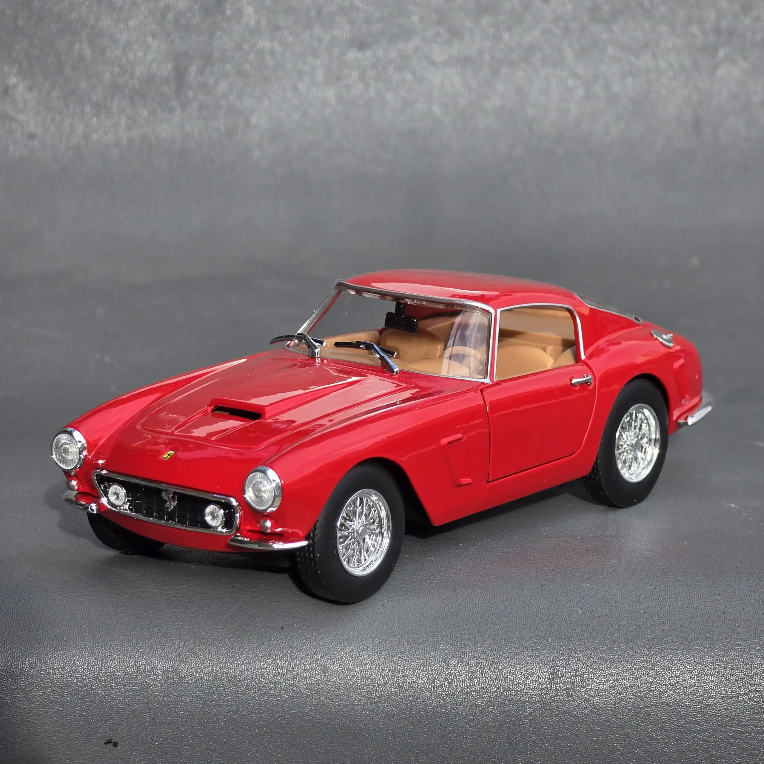 ماکت فلزی برند بوراگو مدل فراری Ferrari 250 GT Berlinette Passo Cortoجدید