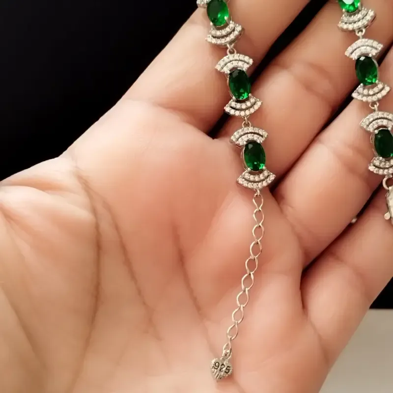 دستبند نقره زنانه عیار 925 با نگین زمرد سنتاتیک و روکش طلا سفید