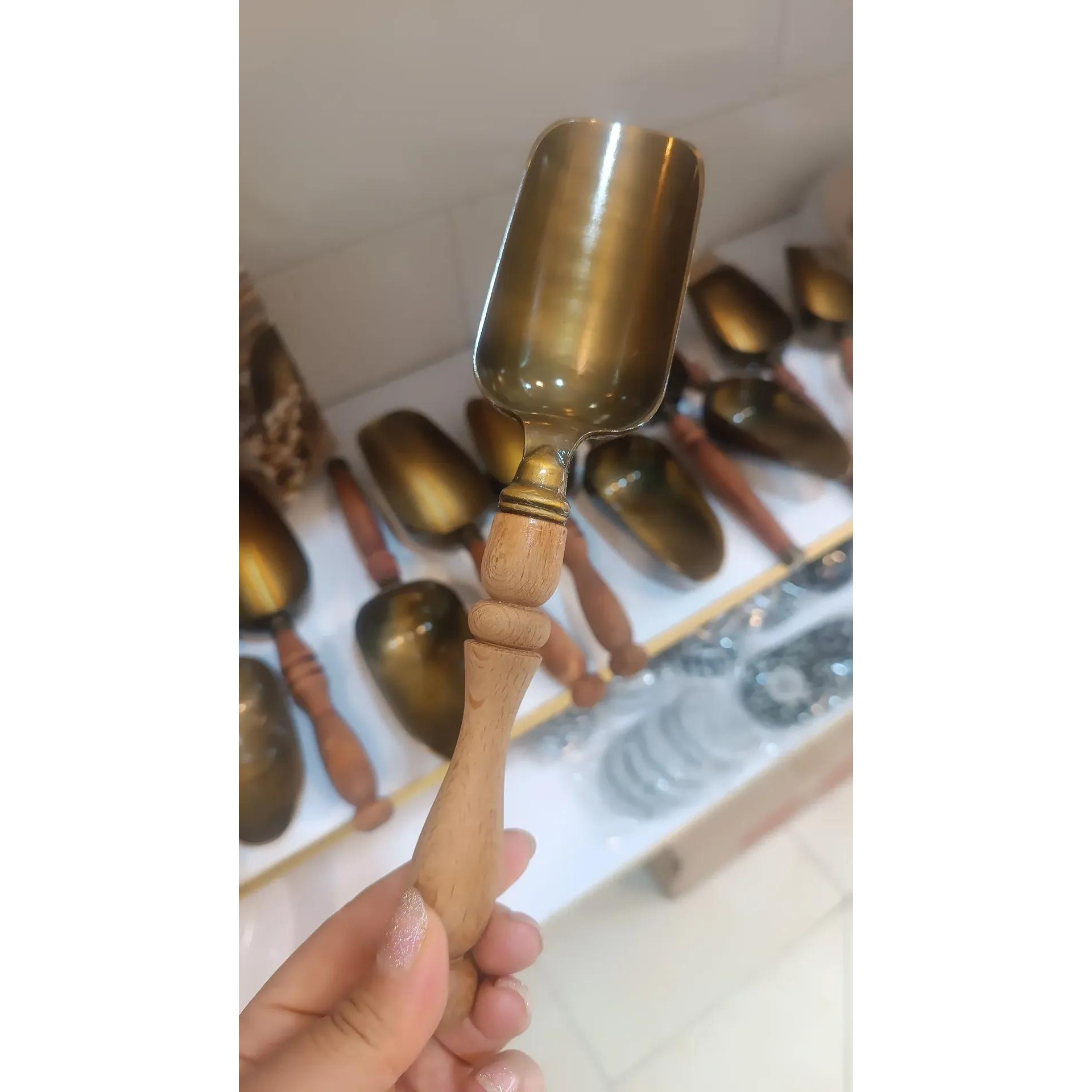 پیمانه سرتاس دسته چوبی