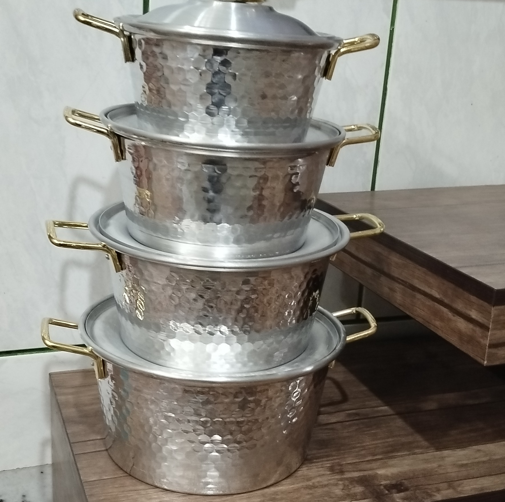 سرویس قابلمه روحی 8پارچه شامل 4تا درب و4تا قابلمه روحی چکشی سایز ق24و26و28و30هست برای پخت سه تا 20نفر 
