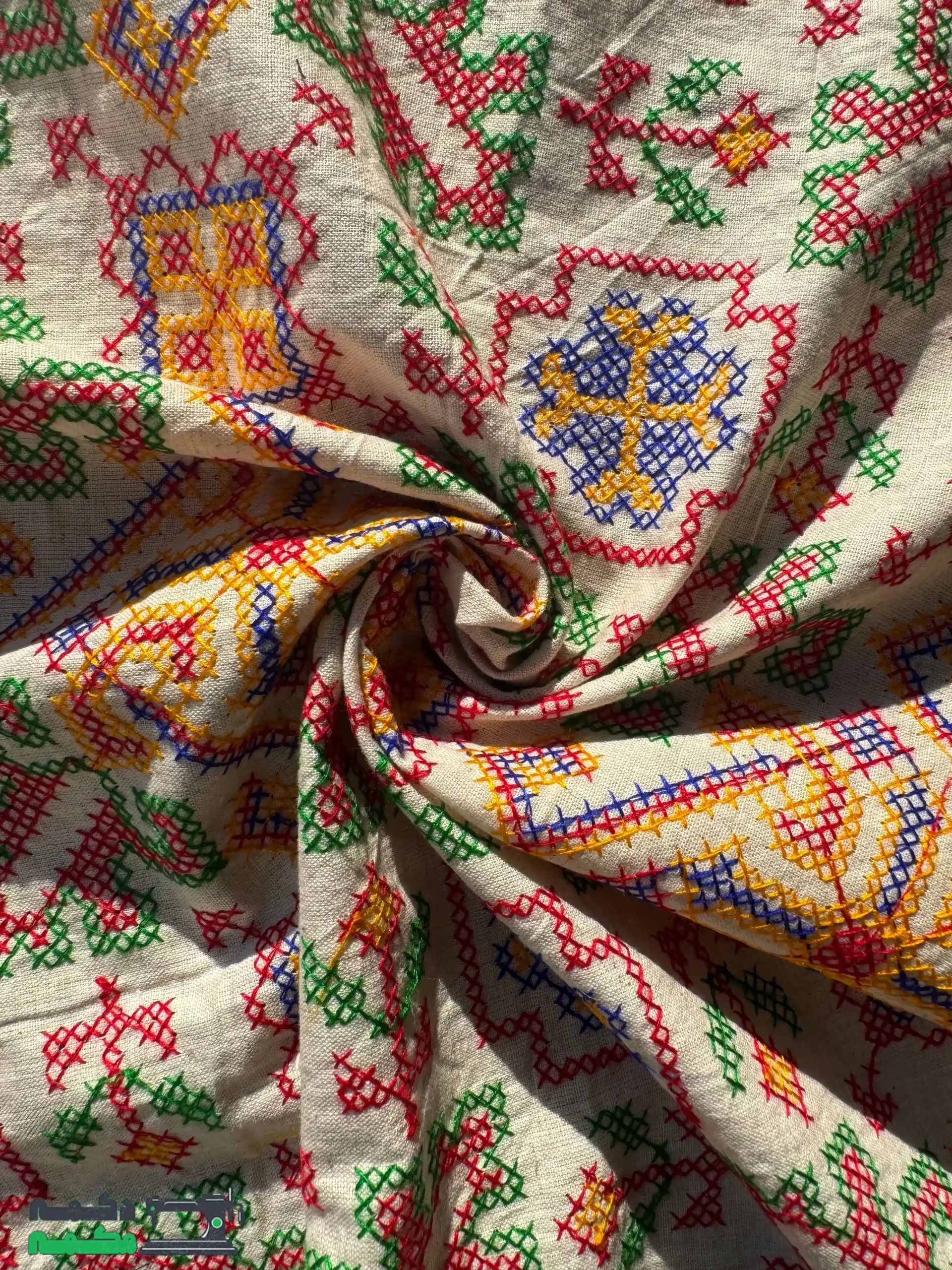 پارچه لینن شماره دوزی کرم با نقوش ابی و نارنجی