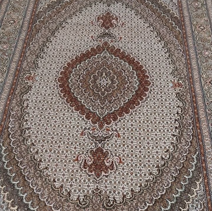 قالیچه دستبافت 3 متری 40 رج طرح ماهی رنگ زمینه کرم با نخ مرینوس