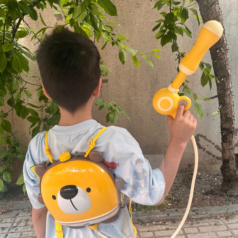 اسباب بازی تفنگ آبپاش مدل کوله ای مناسب کودک +3 سال