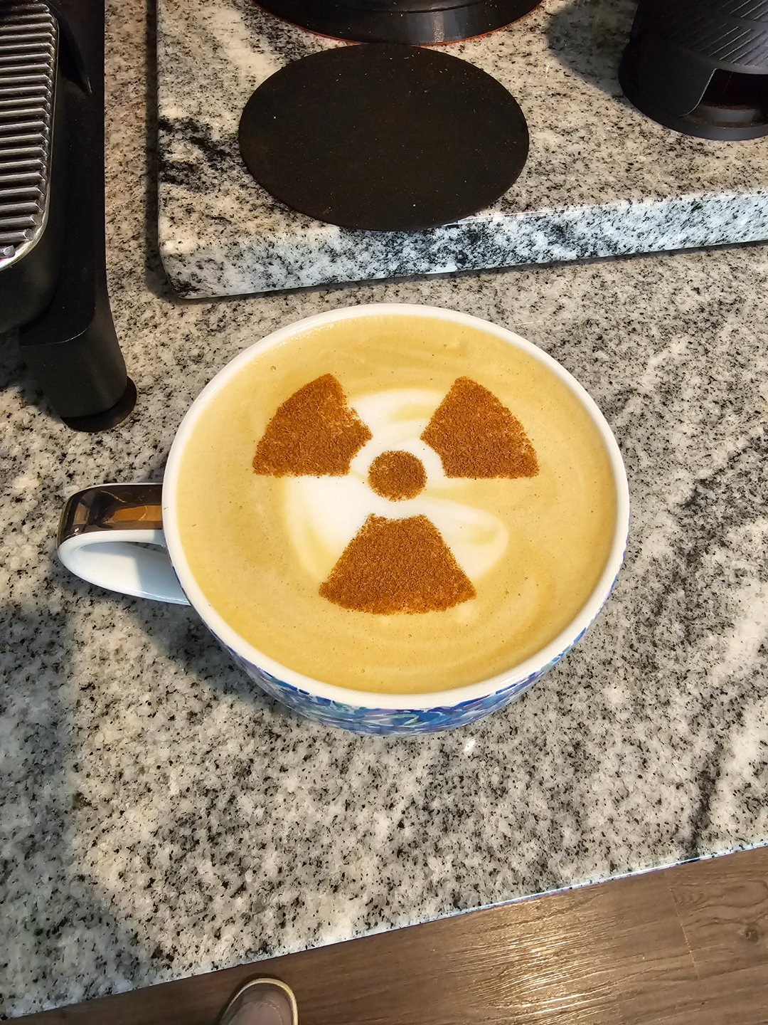 شابلون تزئین قهوه مدل Radioactive