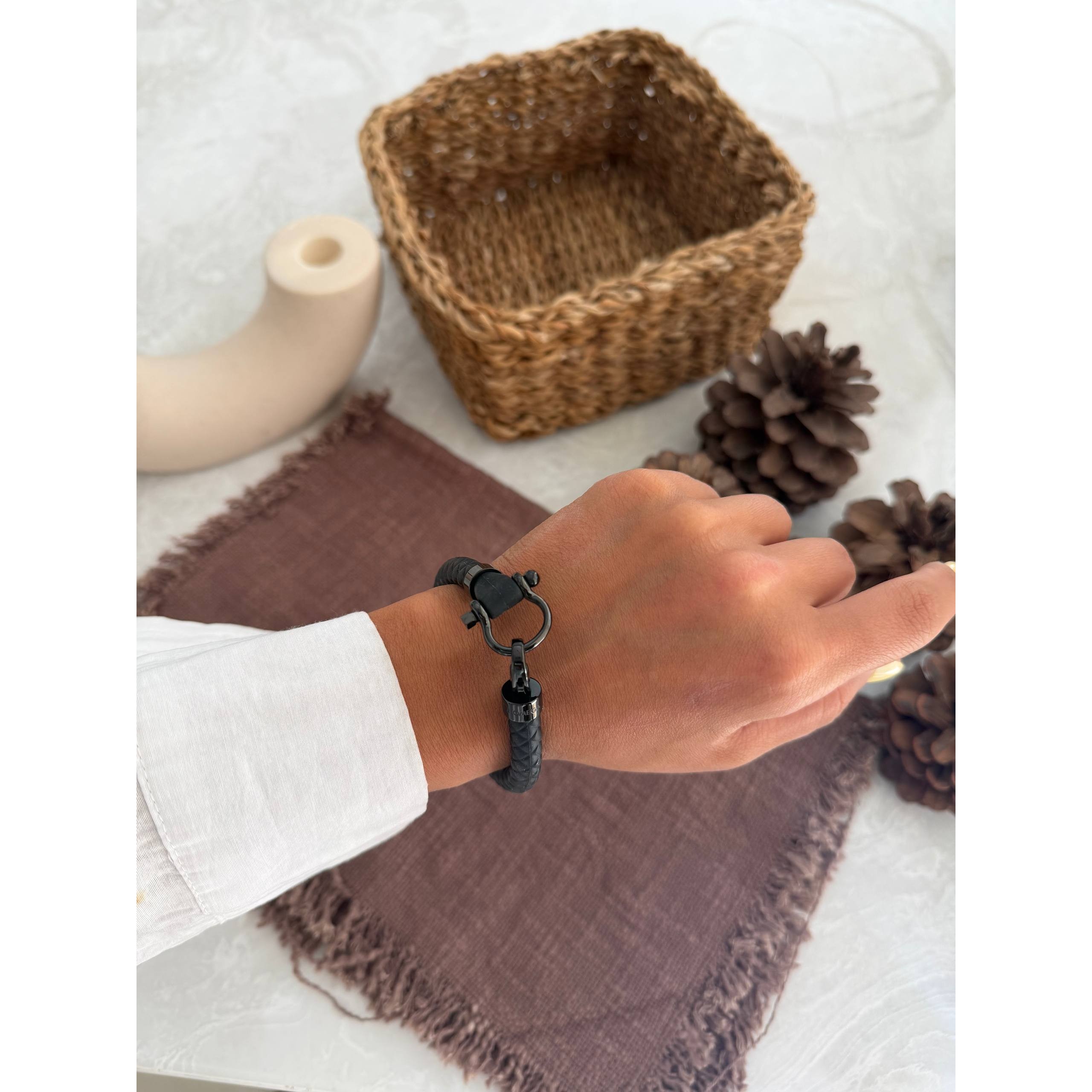 دستبند امگا سیلیکونی مشکی