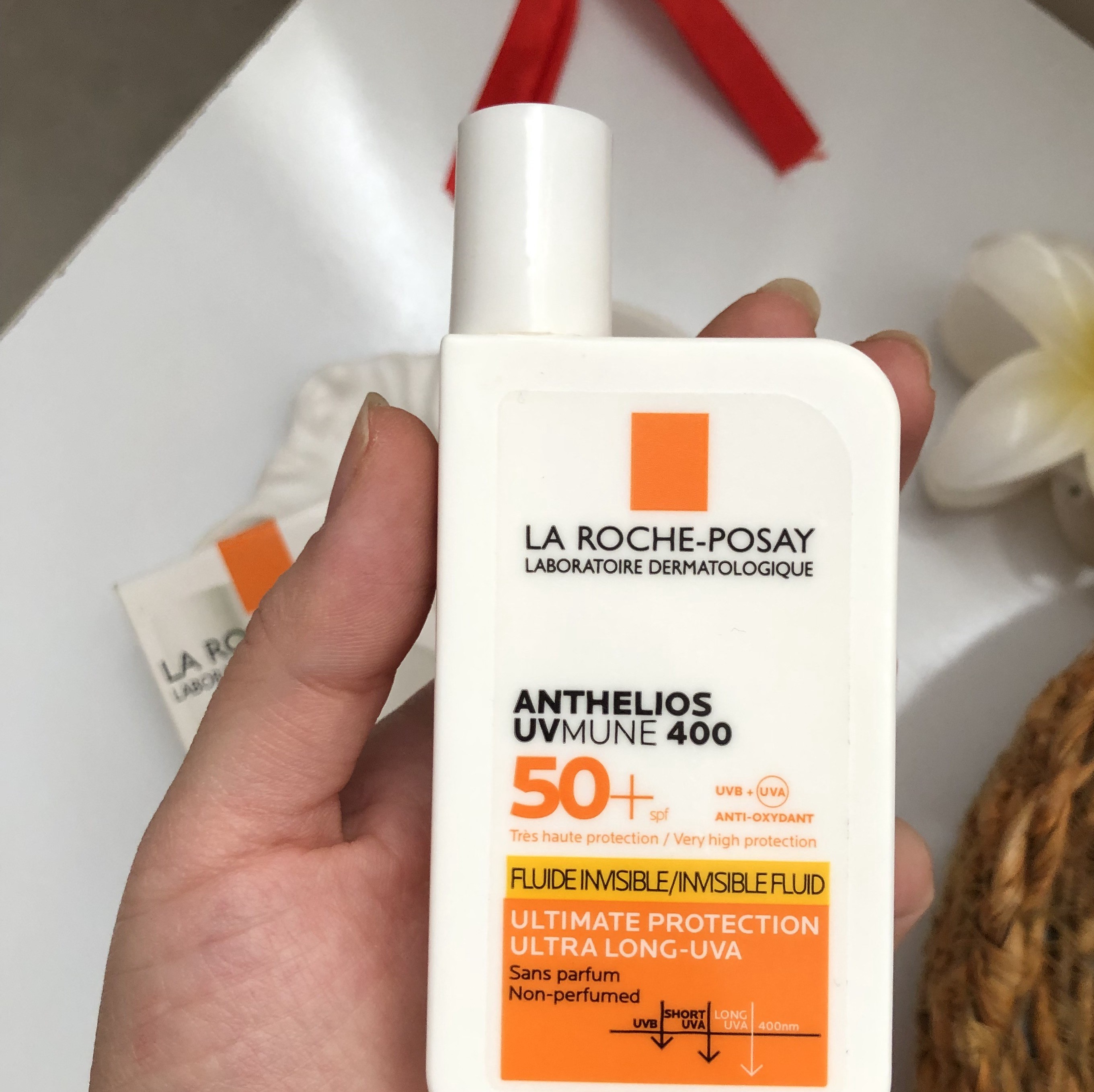 ضد آفتاب بی رنگ فلوییدی spf50 لاروش پوزای اورجینالجدید