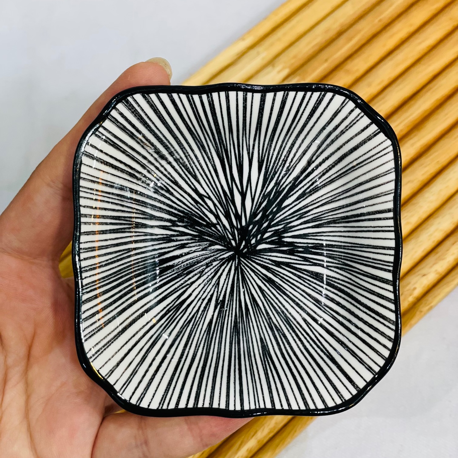 مزه خوری دنی هوم طرح خطی مشکی