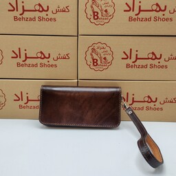 کیف پول  تمام چرم طبیعی گاوی از بهترین و مرغوب ترین چرم دست دوز رنگ قهوه ای 6 جای کارت جای گوشی و پول بند دستی