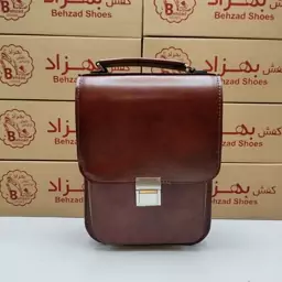 کیف دوشی یک طرفه قفل دار مردانه تمام چرم طبیعی گاوی از بهترین چرم رنگ قهوه ای دست دوز داخل کیف دو خانه تک زیپ بند چرمی 