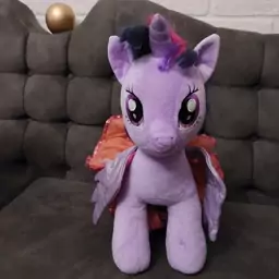 عروسک پونی دامن دار و سایز بزرگ از برند build a bear با مهر bab و my little pony در کف دستها