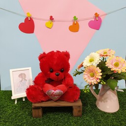 عروسک خرس پارچه سوزنی نشسته عاشق قرمز (جوجه شاپ )