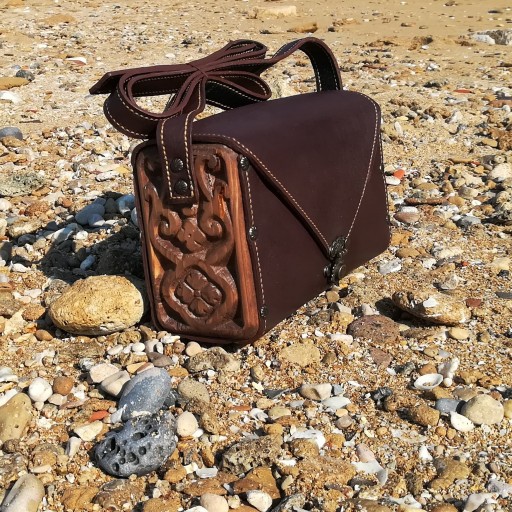 کیف چرم با طبله چوبی حکاکی