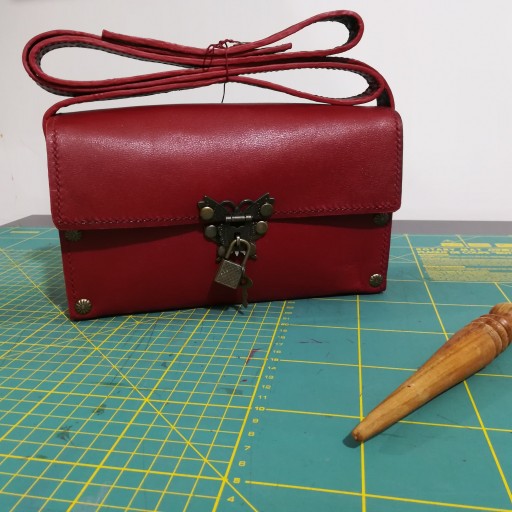 کیف چرم بزی طبله چوبی قرمز