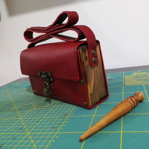 کیف چرم بزی طبله چوبی قرمز