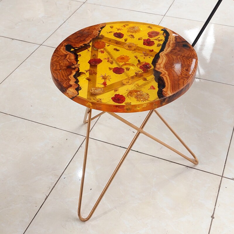 میز عسلی چوب و رزین طرح گل با پایه طلایی