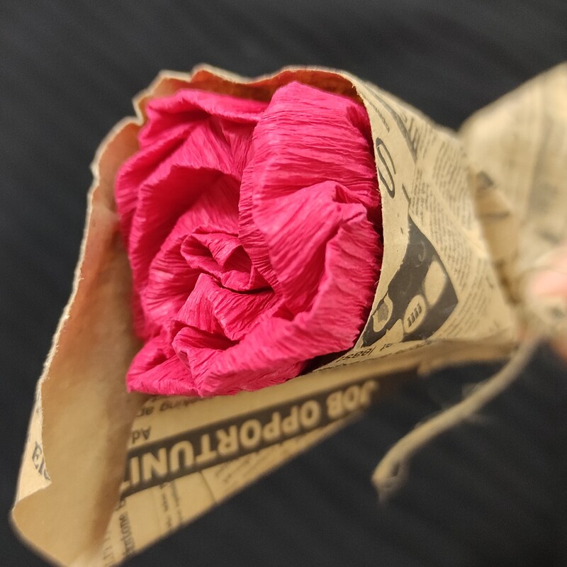 گل کاغذی قرمز مناسب برای تزیین داخل باکس هدیه 