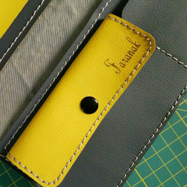 کیف پول دستدوز گربه ،چرم مصنوعی ، رنگ طوسی و زرد