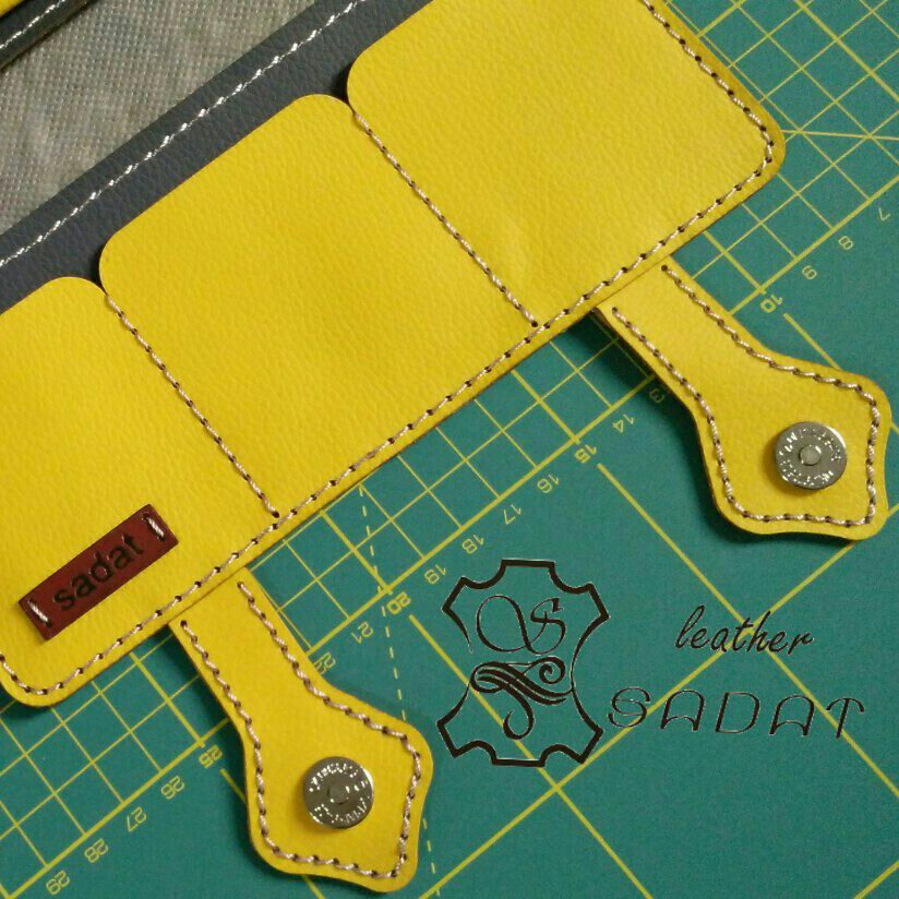 کیف پول دستدوز گربه ،چرم مصنوعی ، رنگ طوسی و زرد